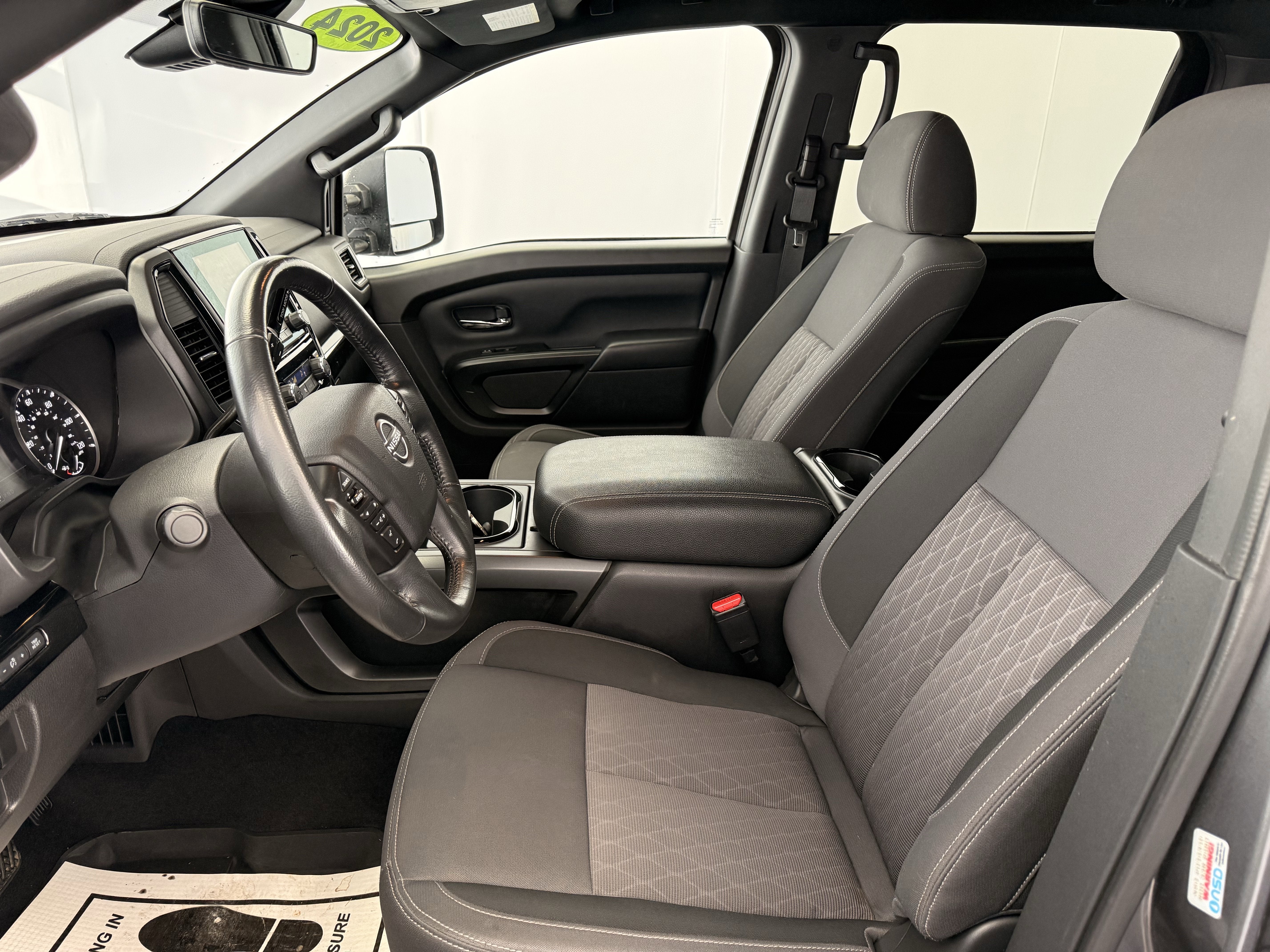 2024 Nissan TITAN Crew Cab SV