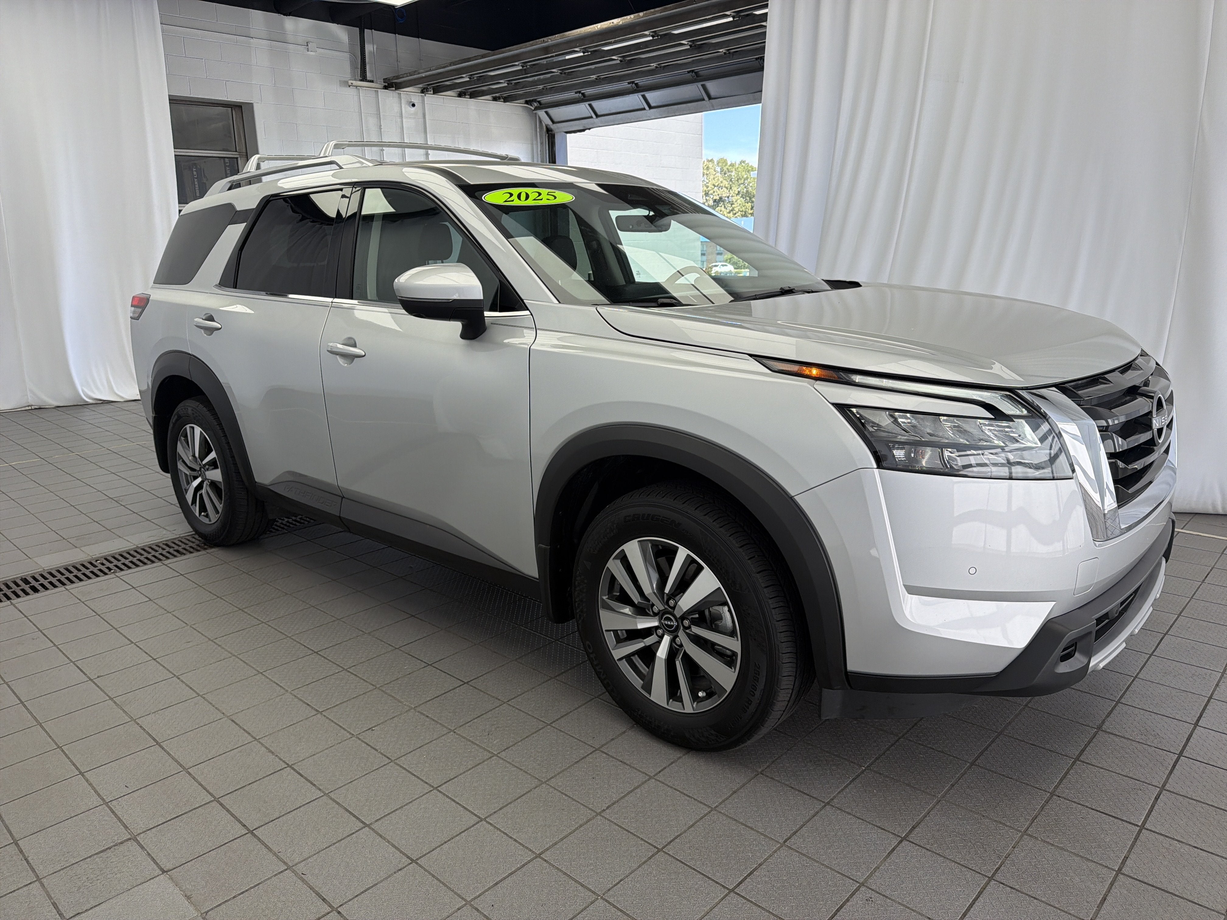 2025 Nissan Pathfinder SL