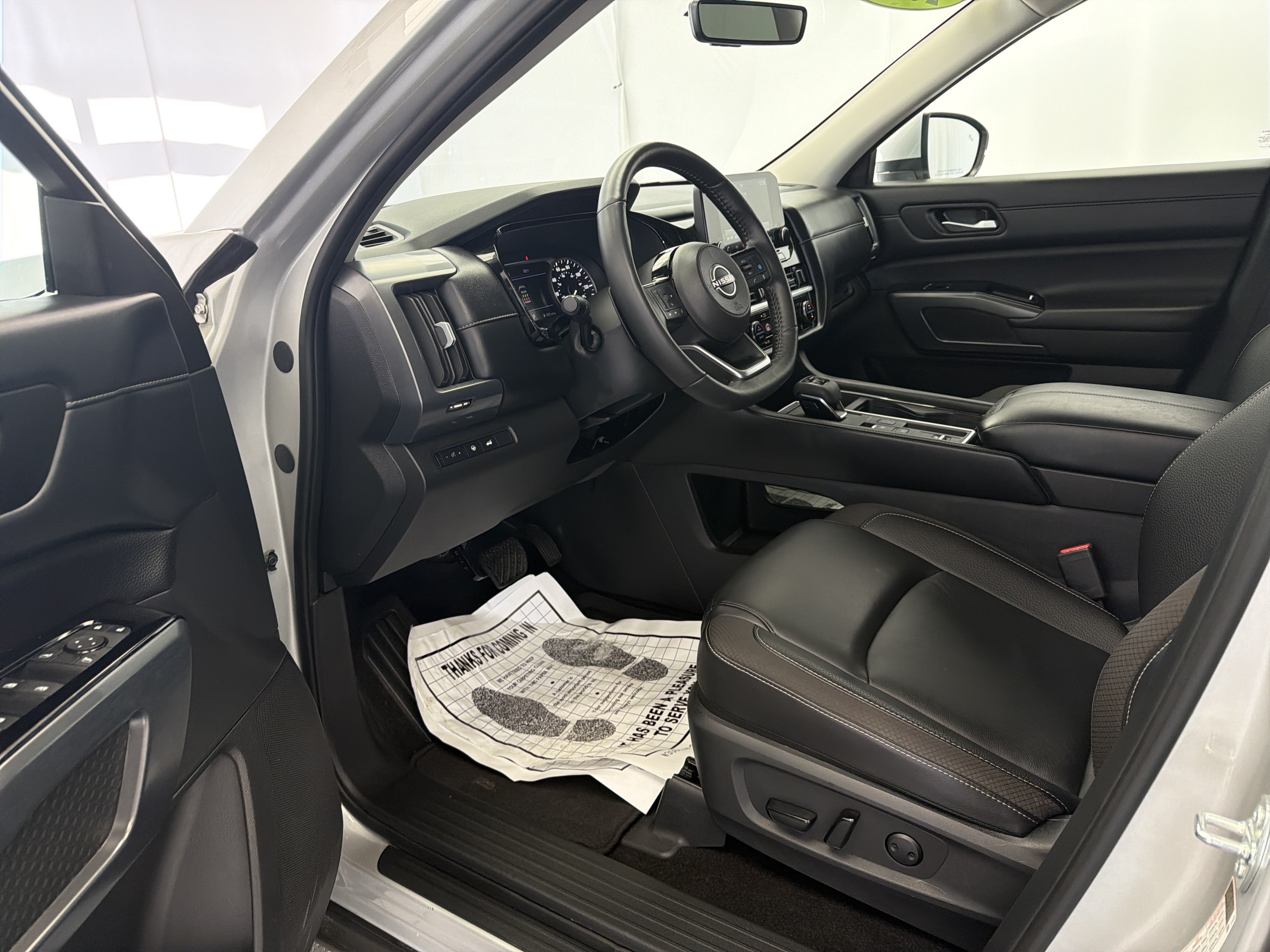 2025 Nissan Pathfinder SL