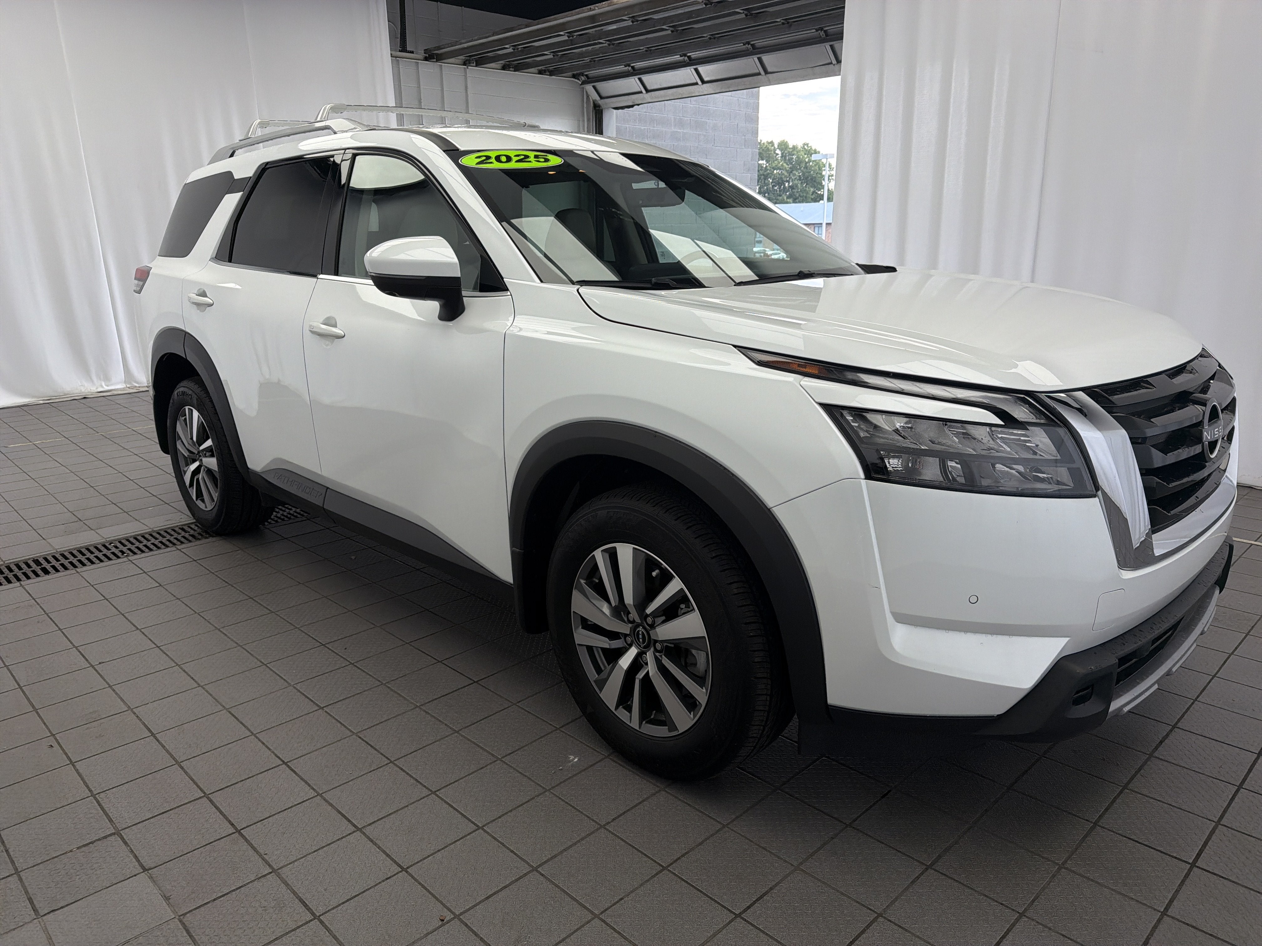 2025 Nissan Pathfinder SL