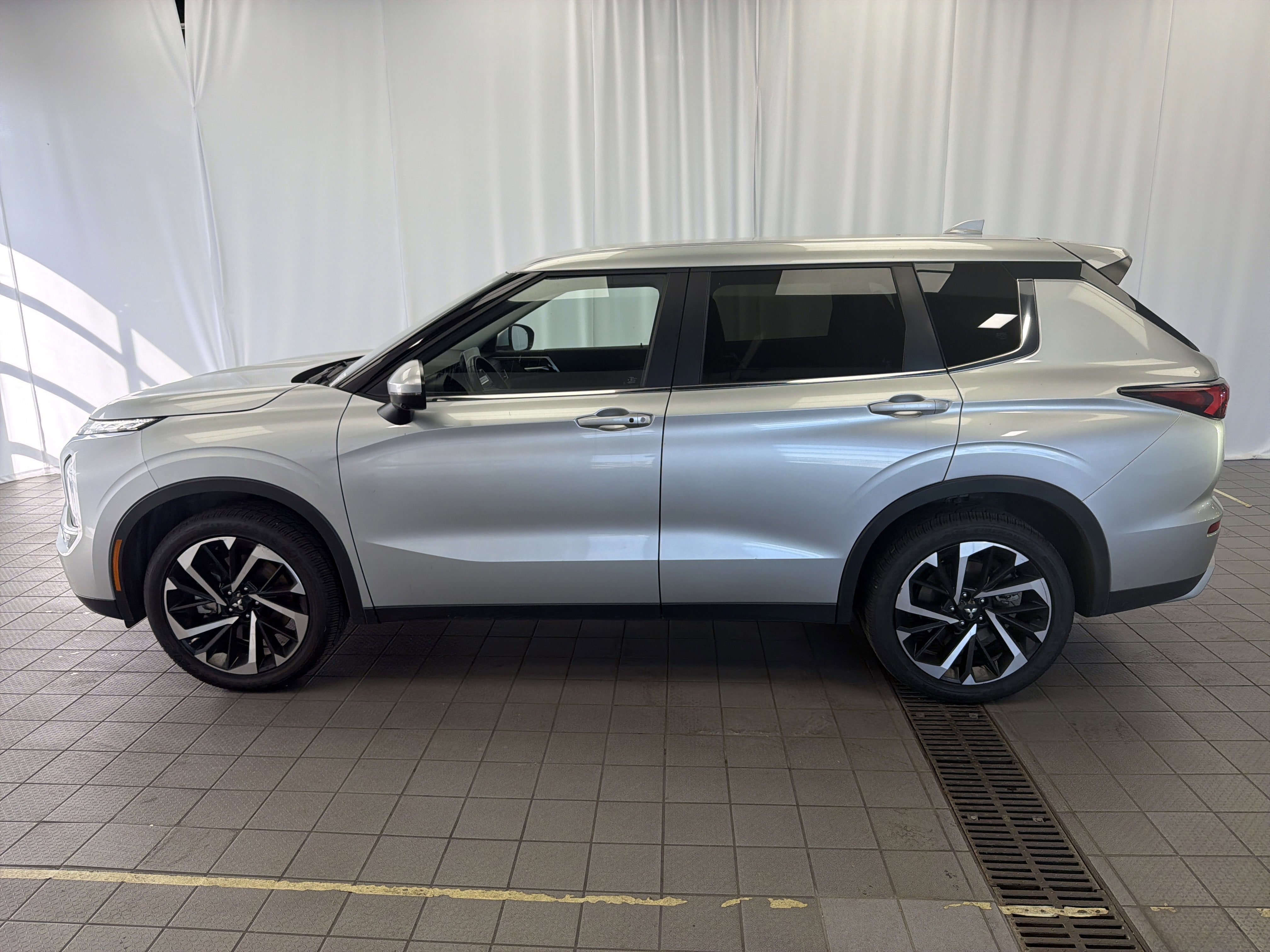2024 Mitsubishi Outlander Base